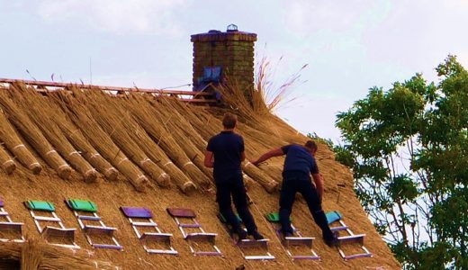 藁ぶき屋根の修理
