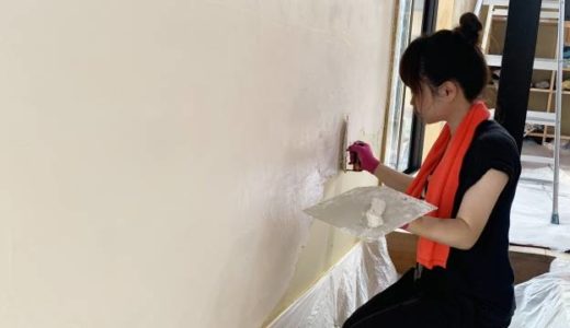 漆喰で壁をDIYする女性