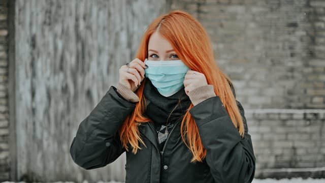 PM2.5の予防でマスクをする女性